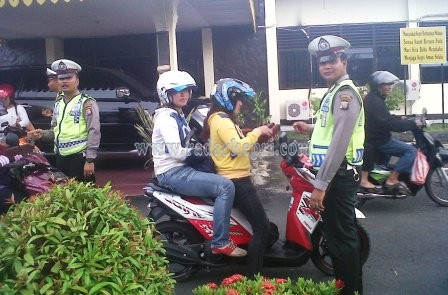 Petugas Satlantas Polresta Tanjungpinang ketika menggelar razia rutin.