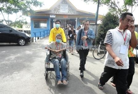 Safrizal, diatas kursi roda ketika tiba dipelabuan Internasional Sri Bintan Pura, Tanjungpinang.