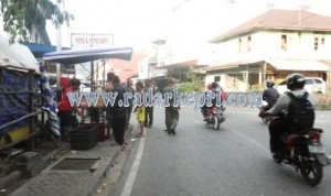 Satpol PP Pemko Tanjungpinang sedang menertibkan PKL yang berjualan di tratoar.