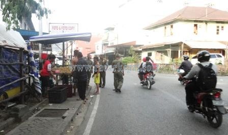 Satpol PP Pemko Tanjungpinang sedang menertibkan PKL yang berjualan di tratoar.