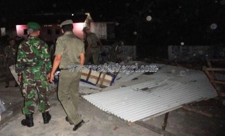 TNI AD bersama Satpol PP PemkoTanjungpinang ketika merobohkan bangunan lapak judi cingkoko di belakang Morning Bakery.