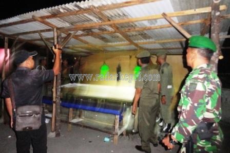 TNI bersama Satpol PP Pemko Tanjungpinang membongkar lapak judi cingkoko, belakang Morning Bakery, Suka Berenang