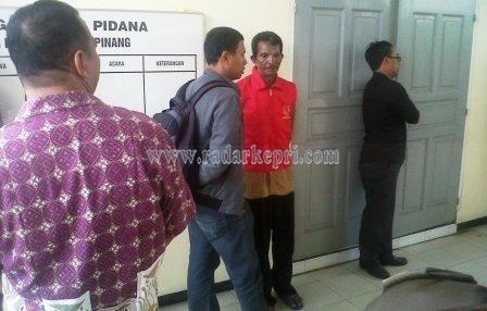 Terdakwa Hendrikus Hulir ketika menunggu disidangkan di PN Tanjungpinang