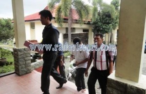 Tersangka Gustian Bayu (baju putih) ketika digiring polisi ke Mapolresta Tanjungpinang.