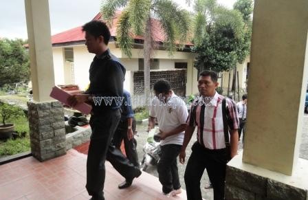Tersangka Gustian Bayu (baju putih) ketika digiring polisi ke Mapolresta Tanjungpinang.