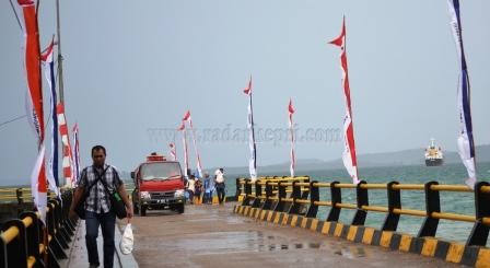 Truk tanki yang diduga berisi solar subsidi ketika keluar dari pelabuhan Roro Tanjung Uban