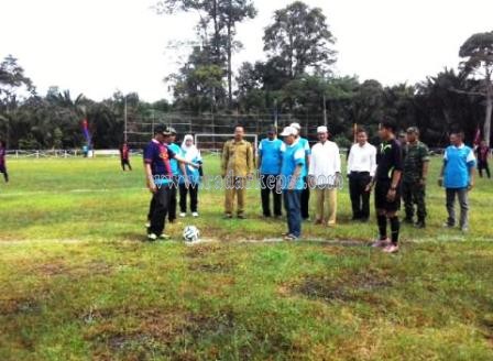 Turnamen sepak bola desa Merawang yang dihadiri Wabup Lingga, Abu Hasim dan anggota dewan terpilh M Nizar S Sos.