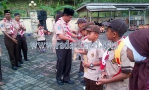 Wakil Bupati Lingga Berikan bantuan Kepada Juara Pesta Siaga Peramuka