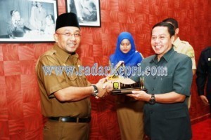 Wako terima cinderamat dari tim SSDN PPRA 52 Tahun 2014 Lemhanas RI yang berkunjung ke Kota Tanjungpinang