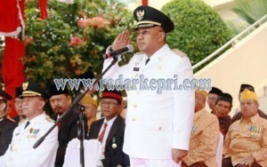 Walikota Tanjungpinang, H Lis Darmansyah SH ketika menjadi pembina upacara HUT RI ke 69 di Kota Tanjungpinang2