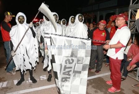 Walikota Tanjungpinang, H Lis Darmansyah SH melepas peserta lomba gerak jalan Tri Juang sampena HUT RI.