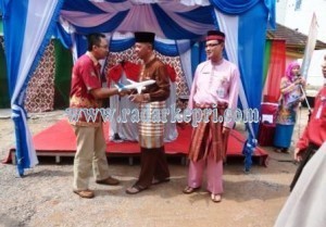 Wawako menerima cinderamata dari perwakilan maskapai Garuda.