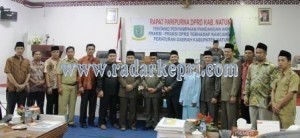 foto bersama Bupati, Sekda, Ketua dan angota DPRD Natuna serta tim pemekaran usai pengesahan 14 Perda.