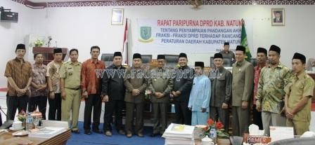 foto bersama Bupati, Sekda, Ketua dan angota DPRD Natuna serta tim pemekaran usai pengesahan 14 Perda.