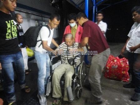 Adrias, TKI deportasi asal Wonosobo yang lumpuh ketika tiba di pelabuhan Sri Bintan Pura Tanjungpinang.