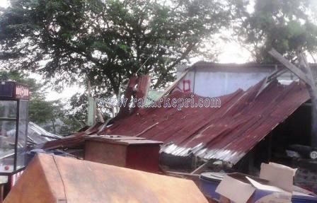 Bagunan kantor pos pengawasan BP Batam yang dirusak warga paska kerusuhan dilahan kampung seraya tanggal 29 September 2014