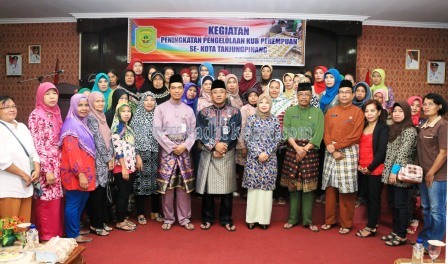 Foto bersama Walikota Tanjungpinang, H Lis Darmansyah SH dengan peserta KUBE se Tanjungpinang.