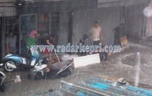 Hujan deras dan pasang naik membuat sejumlah toko di Jl Tambak terendam air.