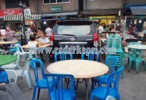 Inilah mobil Avanza hitam yang terjebak di lapak pedagang Akau.