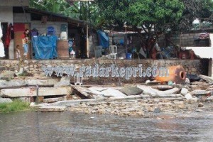 Inilah pagar pembatas antara Swalayan Bintan 21 dan cucian mobil yang roboh.