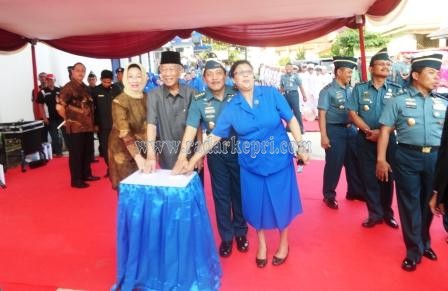 KASAL, Laksamana Dr Marsetio bersama Gubernur Kepri, H M Sani meresmikan gedung trauma center di Rumkital Tanjungpinang.