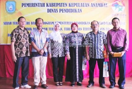 Kepala Dinasn pendidikan Kabupaten Kepulauan Anambas bersama perwakilan dari UPI Bandung dan Universitas Syah Kuala Banda Aceh, saat penyambutan guru peserta program SM3T di Hotel Terempak Beach