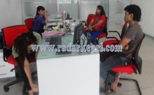 Leni Setiawati didampingi suaminya, Pella Hadres ketika mempertanyakan kasus motornya yang dirampas Bank Sinarmas.