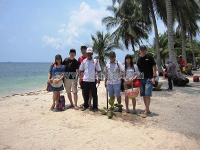 Mantan Kepala Dinas Perawisata Lingga Junaidi Ketika foto bersama dengan Wisatawan di Pulau Benan