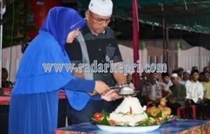 Pemotongan tumpeng dalam acara syukuran dilantiknya Agus Djurianto SH sebagai anggota DPR Kota Tanjungpinang.