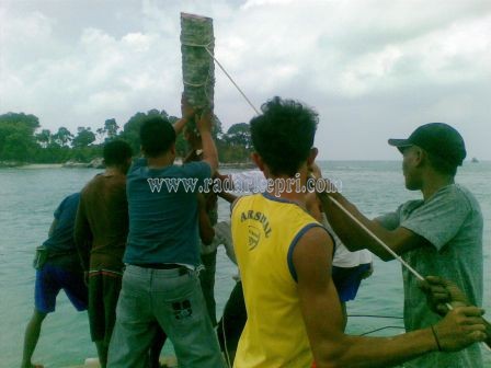 Pemuda Pulau berhala Kabupaten Lingga gotong royong untuk memperbaiki Ujung pelabuhan berhala dengan alat seadannya