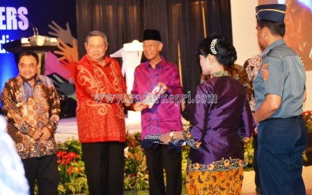 Presiden RI Susilo Bambang Yudhoyono menyerahkan buku berjudul SBY dan Kebebasan Pers