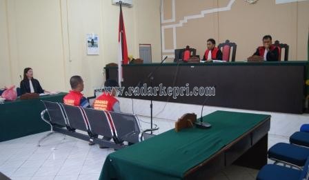 Terdakwa Pago Doli Siregar dan Romi yang mencuri di Larisah Butik disidangkan di PN Tanjungpinang,