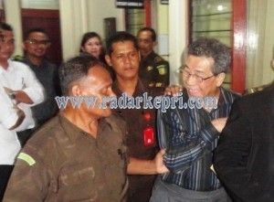 Tersangka Helman, Presiden Direktur PT Hermina Jaya (Baju kemeja lengan panjang) ketika digiring petugas Kejaksaan menuju mobil tahanan.