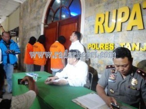 Wakapolres Tanjungpinang Kompol Hilman dan Kasat Reskrim AKP Reza Morandy Tarigan ketika ekpos kasus penipuan berkedok batu akik.