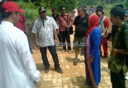 Walikota Tanjungpiang, H Lis Darmansyah SH ketika berdialog dengan warga Gang Ikhsan yang terkena banjir.