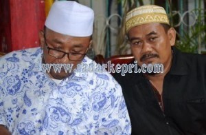 Walikota Tanjungpinang, H Lis Darmansyag SH bersama Ketua Paguyuban Batik Solo Tanjungpinang,Mujiono