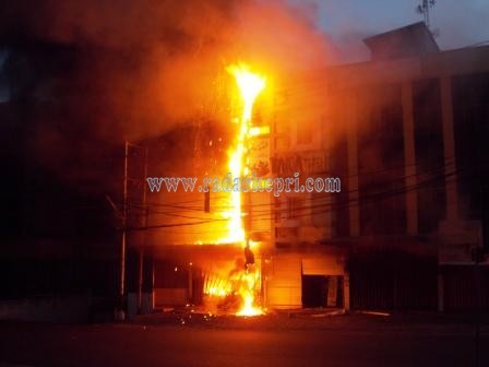 api mulai menjalar ke lantai III di toko elektronik LG, Jl Ketapang.