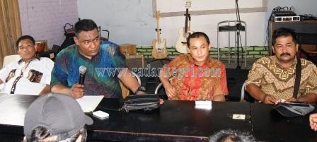 Agunng Trianto, anggota DPRD Kota Tanjungpinang didampingi LBH GM FKPPI Pusat ketika memberikan keterangan pers usai diperiksa penyidik Tipiter Polresta Tanjungpinang.