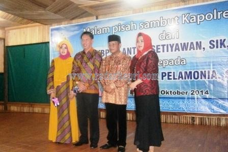 Foto bersama AKBP Anton Setiawan bersama istri dan Bupati Natuna, Drs H Ilyas Sabli M Si dalam acara pisah sambut.