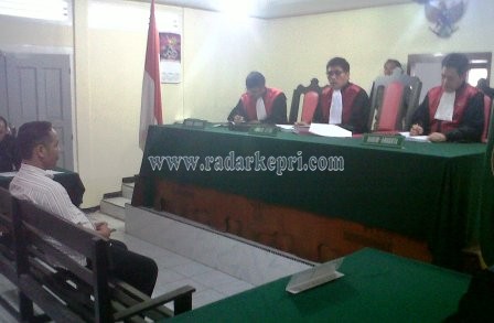 Gustian Bayu ketika disidangkan untuk pertamakalinya di Pengadilan Tipikor pada PN Tanjungpinang.