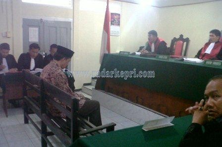 Jasman Harun ketika mendengarkan tuntutan terhadap dirinya di Pengadilan Tipikor pada PN Tanjungpinang.