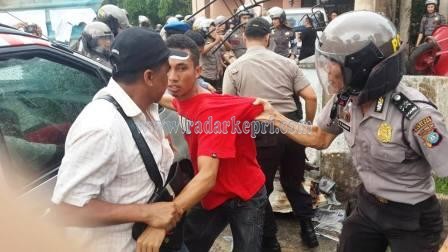 Polisi mengamankan salah seorang jemat GKKI Batam yang menolak eksekusi pengadilan