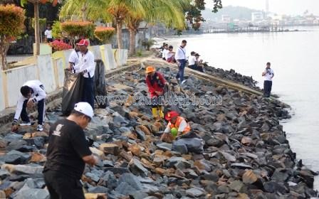 Prajurit TNI sedang membersihkan pantai sampena HUT TNI ke 69 di Anjungan Cahaya, Tanjungpinang.