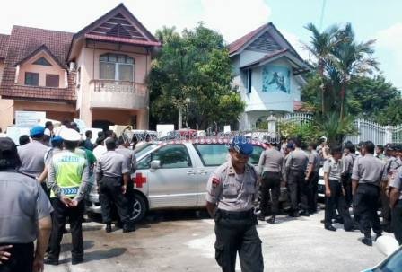Suasana eksekusi dengan pengawalan polisi yang gagal dilaksanakan terhadap rumah milik walikota Batam, Rudi SE.