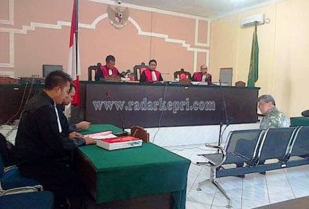 Terdakwa Helman sedang mendengarkan dakwaan jaksa di PN Tanjungpinang.