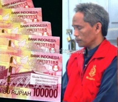 Uang palsu pecahan Rp 100 ribu dengan nomor seri sama yang dihadirkan jaksa sebagai barang bukti di pengadilan dan terdakwa Mashari