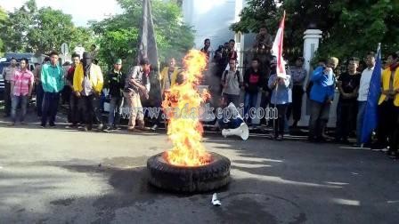 Aksi bakar ban oleh Mahasiswa yang menggelar aksi unjuk rasa di gedung daerah menolak kenaikan BBM subsidi.1