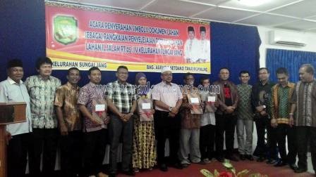 Foto bersama Walikoat Tanjungpinang, H Lis Darmansyah SH dengan warga Jl Salam dan anggota DPRD Kota Tanjungpinang, Agus Djuriatno SH.