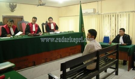 Jaksa Lukman SH ketika mendengarkan dakwaan dari Kejaksaan Negeri Batam di Pengadilan Tipikor pada PN Tanjungpinang.