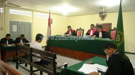 Jaksa Lukman SH ketika mendengarkan dakwaan dari Kejaksaan Negeri Batam di Pengadilan Tipikor pada PN Tanjungpinang1